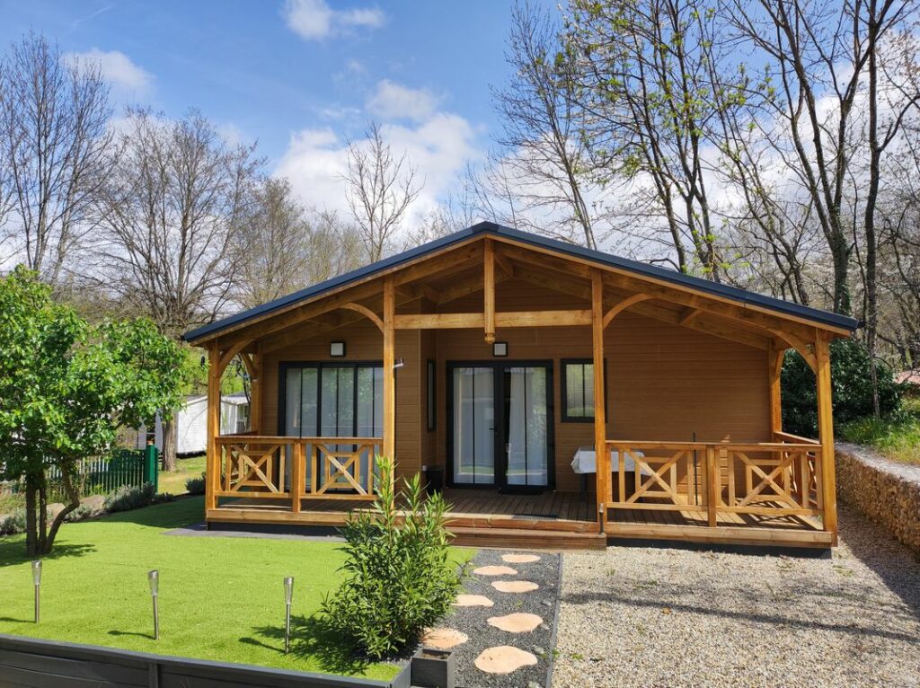 chalet en bois sur le domaine du camping du lac mercus en ariège