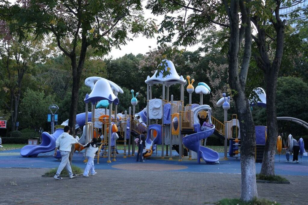 parc de jeu pour enfant au camping du lac mercus, tarascon-sur-ariège, ariège